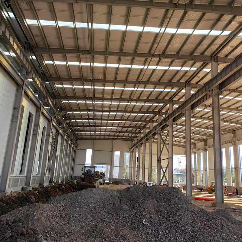 Що таке навіс із сталевих конструкцій і чому він кращий за традиційні навіси